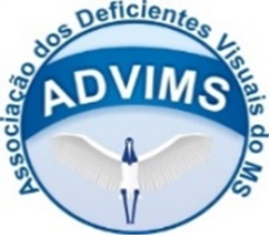 Em um círculo azul claro passa uma faixa de um azul mais escuro com as iniciais ADVIMS em branco, em baixo a um tuiuiú branco e em volta do círculo está escrito Associação dos Deficientes Visuais do MS.